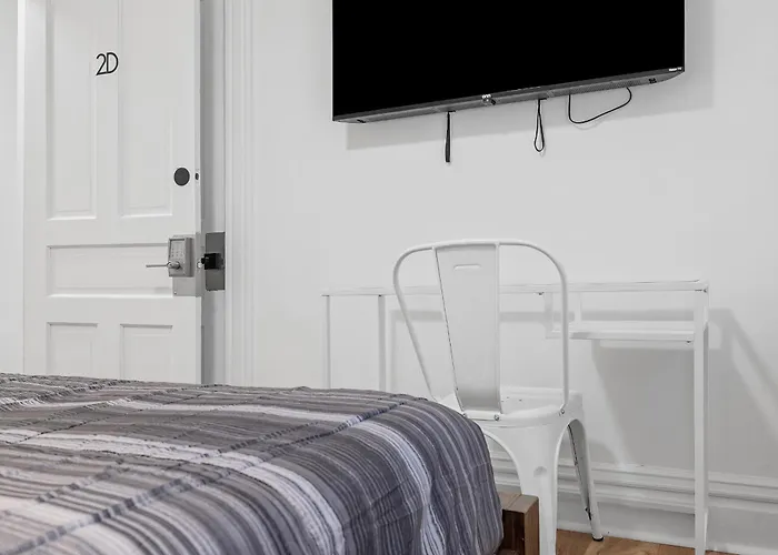 Shadyside 2d Modern And Stylish Private Bedroom With Shared Bathroom *