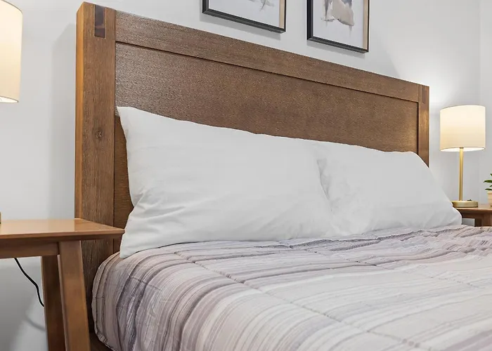Shadyside 2d Modern And Stylish Private Bedroom With Shared Bathroom Homestay