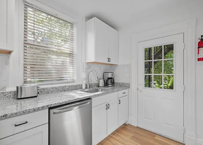 Shadyside 2d Modern And Stylish Private Bedroom With Shared Bathroom *
