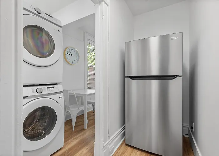 Shadyside 2d Modern And Stylish Private Bedroom With Shared Bathroom *